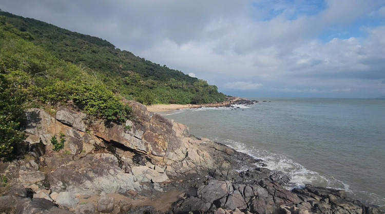 Đi Đà Nẵng có gì thú vị - Ghềnh Bàng - Sơn Trà - Bãi biển hoang sơ, leo trèo, trekking nhẹ nhàng cho những ai thích khám phá