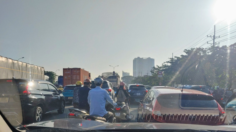 Tái diễn tình trạng kẹt xe tại nút giao Nguyễn Văn Linh - Nguyễn Hữu Thọ: Giải pháp nào cho ngã 4 này?