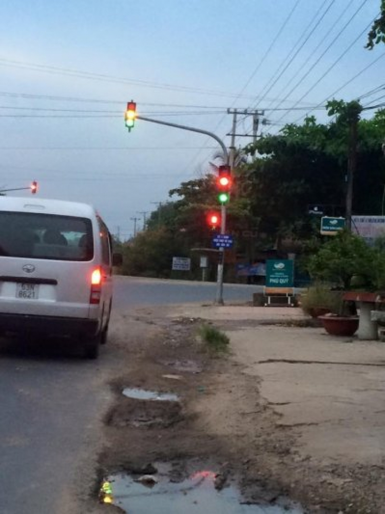 Khó đỡ cho biển báo này...!