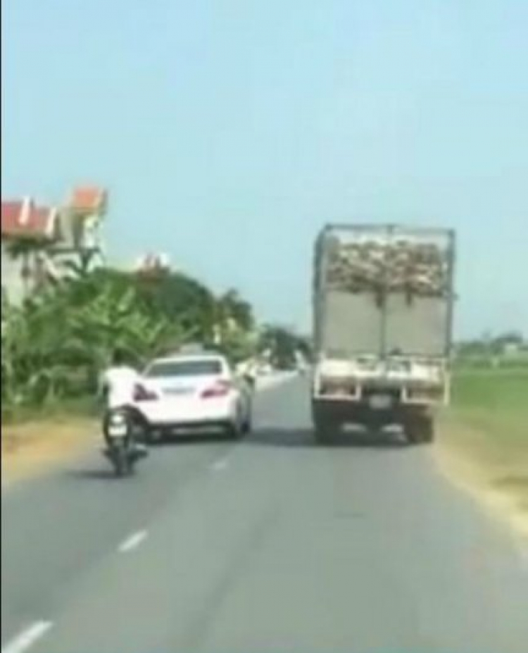 Cảnh sát giao thông nổ súng truy đuổi xe tải như phim hành động