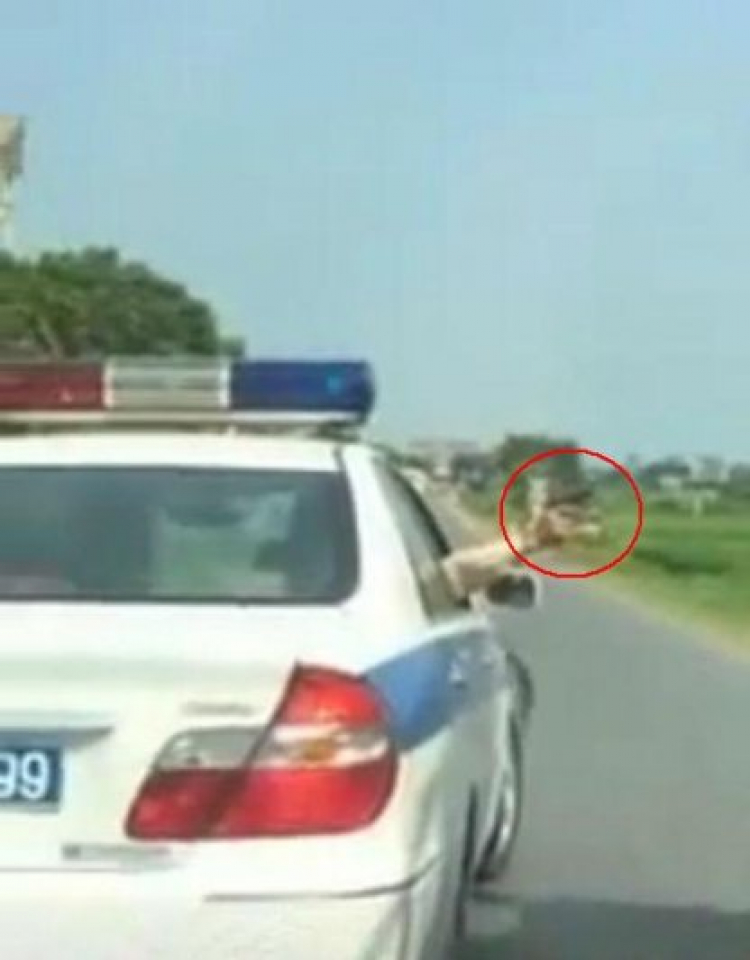 Cảnh sát giao thông nổ súng truy đuổi xe tải như phim hành động