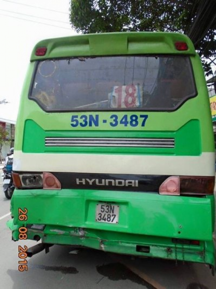 Evesrest tông xe bus