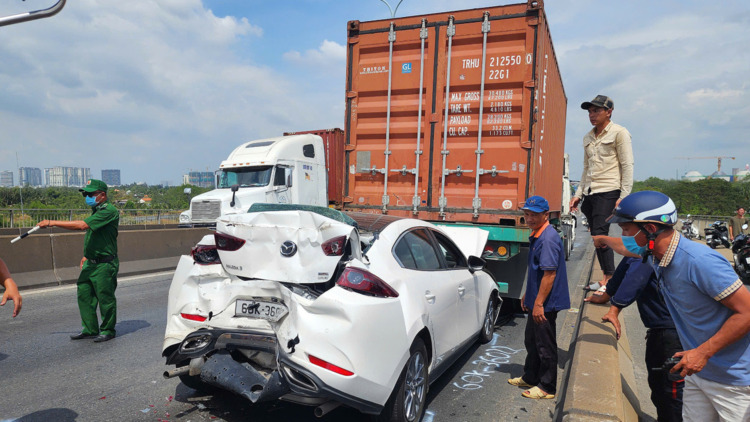 Tai nạn liên hoàn 4 xe trên cầu Phú Mỹ: Tài xế bất an vì các xe bám đuôi, tạt đầu khi qua dốc cầu Phú Mỹ