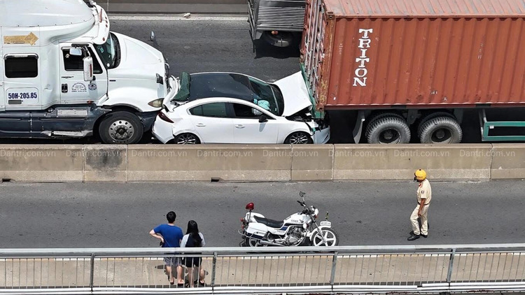 Tai nạn liên hoàn 4 xe trên cầu Phú Mỹ: Tài xế bất an vì các xe bám đuôi, tạt đầu khi qua dốc cầu Phú Mỹ