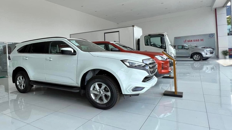 Vì sao Isuzu Mux 7 chỗ (SUV) và D-max (pickup) lại ế tại Việt Nam?