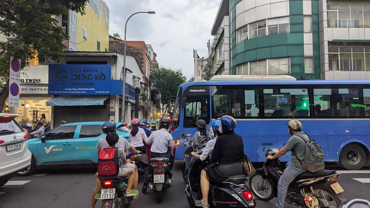 Tới giao lộ, thấy trước mặt đang kẹt thì hãy dừng xe chờ dù đèn đang xanh
