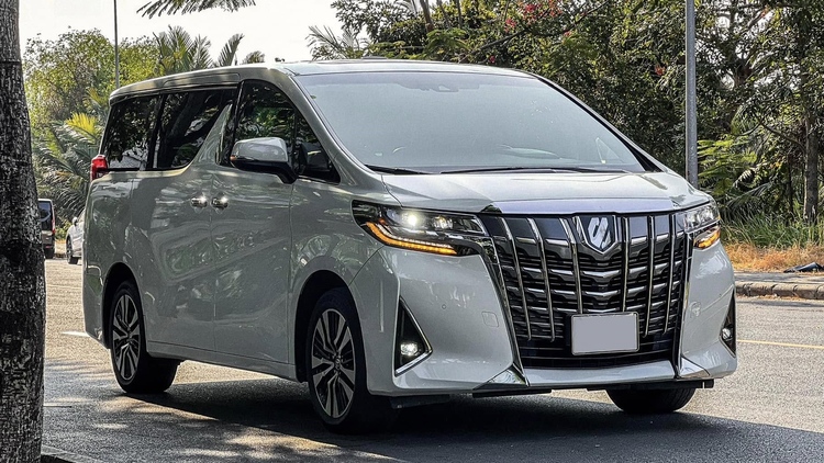 Tới xe Toyota "xịn" như Alphard giá gần 5 tỷ cũng phải triệu hồi