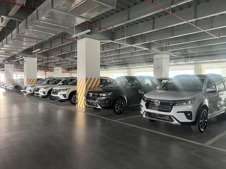 Cỡ 700 triệu lăn bánh, nên mua xe 7 chỗ nào các bác?