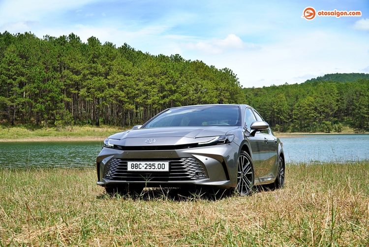 Toyota-Camry-HEV-TOP-1.jpg