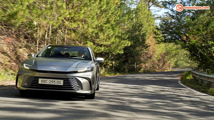 Đi Đà Lạt đánh giá Toyota Camry HEV TOP: Mạnh, êm và tiết kiệm hơn, nhưng vẫn còn điểm trừ