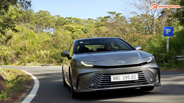 Đi Đà Lạt đánh giá Toyota Camry HEV TOP: Mạnh, êm và tiết kiệm hơn, nhưng vẫn còn điểm trừ
