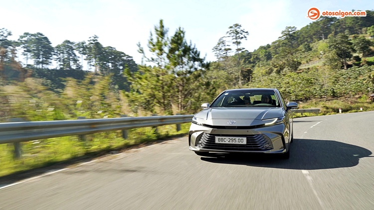 Đi Đà Lạt đánh giá Toyota Camry HEV TOP: Mạnh, êm và tiết kiệm hơn, nhưng vẫn còn điểm trừ