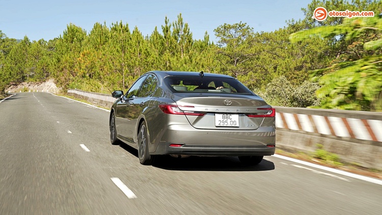 Đi Đà Lạt đánh giá Toyota Camry HEV TOP: Mạnh, êm và tiết kiệm hơn, nhưng vẫn còn điểm trừ