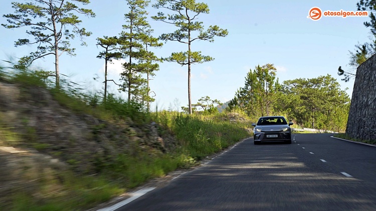 Đi Đà Lạt đánh giá Toyota Camry HEV TOP: Mạnh, êm và tiết kiệm hơn, nhưng vẫn còn điểm trừ