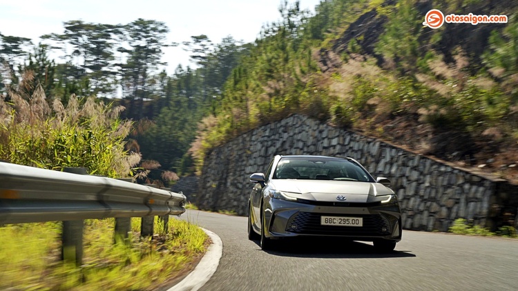 Đi Đà Lạt đánh giá Toyota Camry HEV TOP: Mạnh, êm và tiết kiệm hơn, nhưng vẫn còn điểm trừ