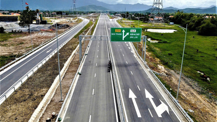 Chạy đua nối thông 4 tuyến cao tốc dịp 30/4