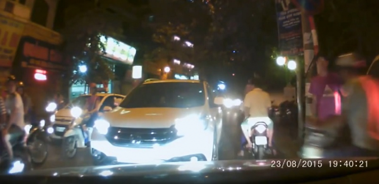 Honda CR-V bị ép lùi trên phố Hà Nội vì lấn làn