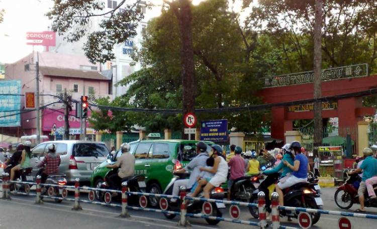 Cấm ô tô quay đầu ở Ba Tháng Hai - Lê Hồng Phong
