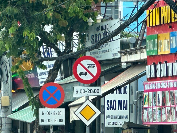 Cần thay đổi các biển báo hiệu GTĐB không đúng chuẩn!
