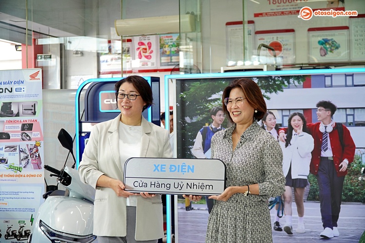 Honda bàn giao xe máy điện ICON e: đến tay khách hàng tại TPHCM