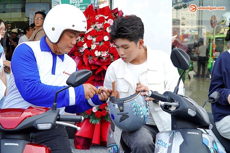 Honda bàn giao xe máy điện ICON e: đến tay khách hàng tại TPHCM