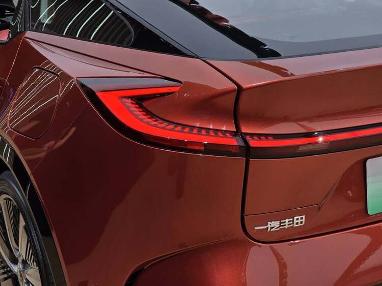 Ảnh thực tế Toyota bZ5, mẫu SUV Coupe chạy điện giá rẻ hoàn toàn mới vừa ra mắt