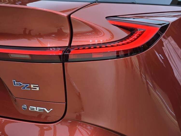 Ảnh thực tế Toyota bZ5, mẫu SUV Coupe chạy điện giá rẻ hoàn toàn mới vừa ra mắt