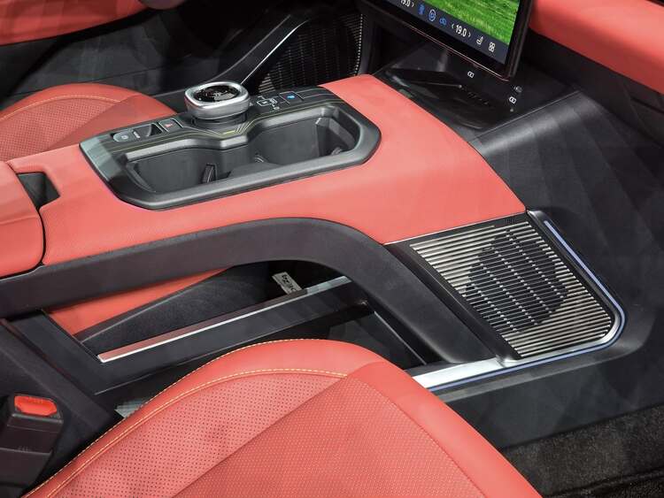 Ảnh thực tế Toyota bZ5, mẫu SUV Coupe chạy điện giá rẻ hoàn toàn mới vừa ra mắt