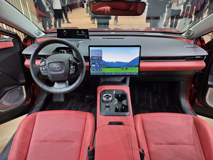 Ảnh thực tế Toyota bZ5, mẫu SUV Coupe chạy điện giá rẻ hoàn toàn mới vừa ra mắt