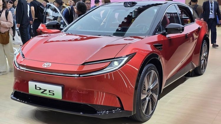 Ảnh thực tế Toyota bZ5, mẫu SUV Coupe chạy điện giá rẻ hoàn toàn mới vừa ra mắt