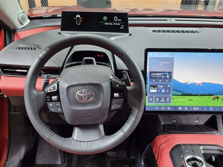 Ảnh thực tế Toyota bZ5, mẫu SUV Coupe chạy điện giá rẻ hoàn toàn mới vừa ra mắt