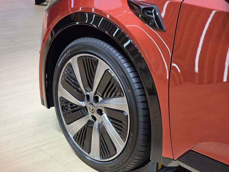 Ảnh thực tế Toyota bZ5, mẫu SUV Coupe chạy điện giá rẻ hoàn toàn mới vừa ra mắt