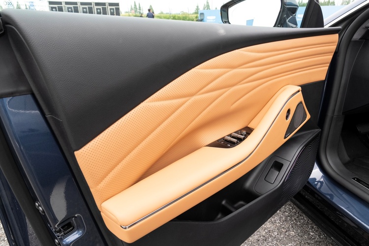 geely-galaxy-starshine-8-30.jpg