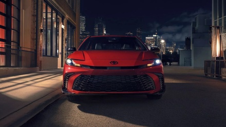 Toyota Camry 2026 ra mắt, bổ sung phiên bản Nightshade Edition với hệ thống treo thể thao mới