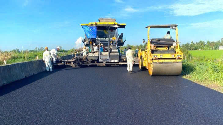 Công nhân thi công xuyên lễ nâng cấp mặt đường cao tốc Lộ Tẻ - Rạch Sỏi