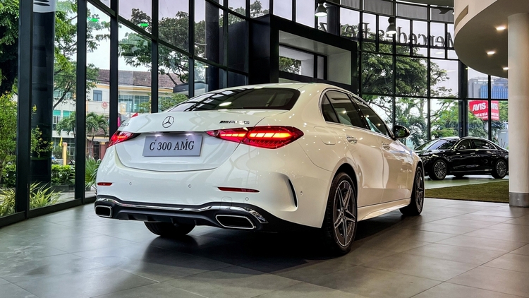 mercedes-benz-c-class-2025-2.jpg