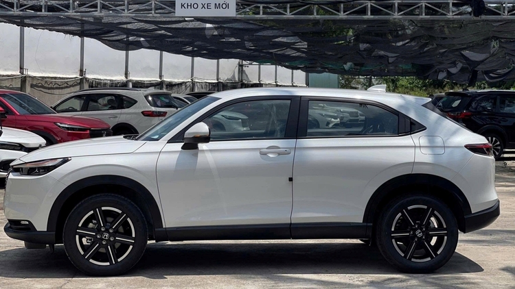 Dù mới ra mắt, Honda HR-V 2025 đã được đại lý ưu đãi lớn trong tháng 5/2025