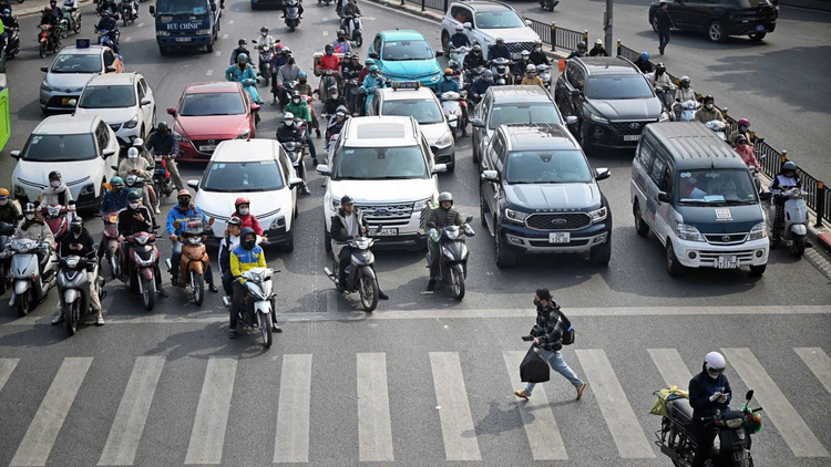 Ôtô dừng chờ quá vạch bị phạt 18-20 triệu đồng như vượt đèn đỏ