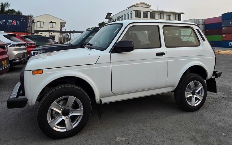 xe-lada-cap-cang-vn-2.jpg