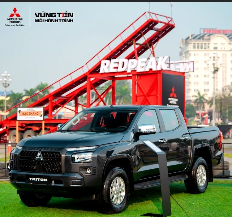 Triton base 2025 có đáng mua và so với xe nửa tải cùng tầm tiền?
