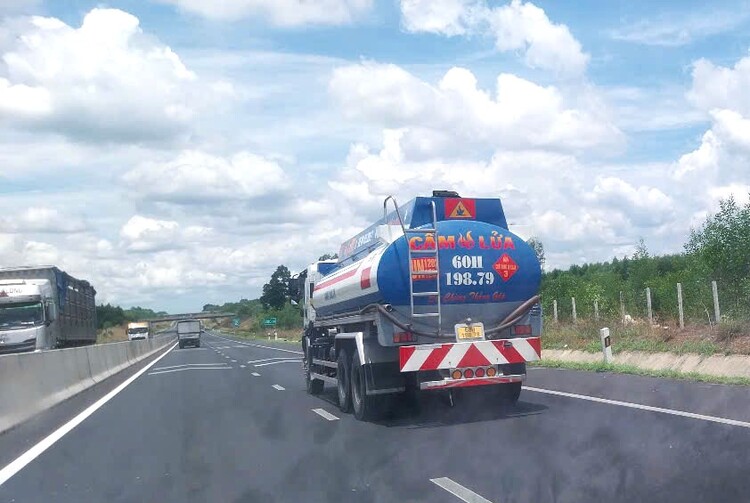 Ngăn vứt rác xuống đường cao tốc bằng cách nào?