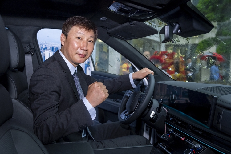 Hyundai Santa Fe - Kim Sang-sik (2).jpg