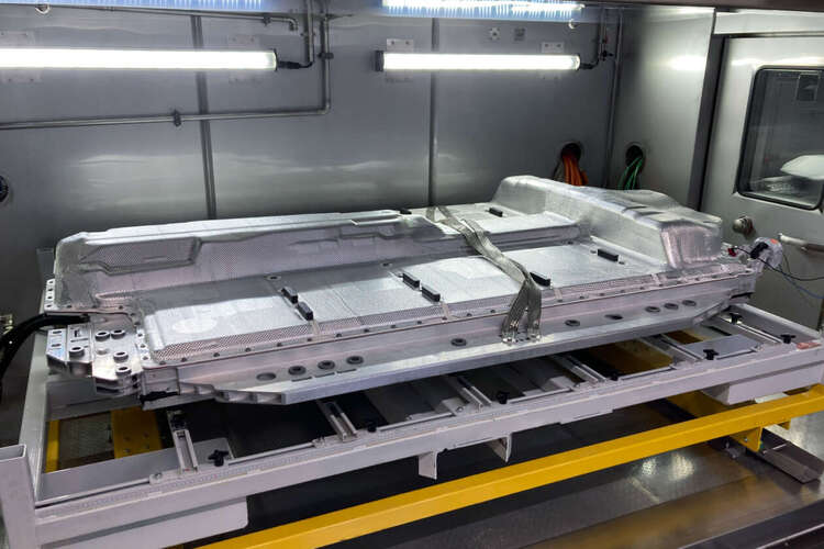 BMW-i7-test-vehicle-solid-state-battery-tech-11-1260x840.jpg