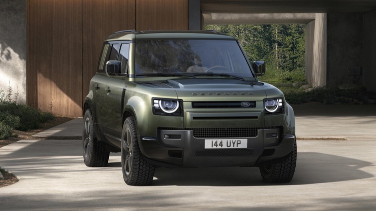 Land Rover làm mới Defender 2026: Đèn pha được cải tiến, màn hình cảm ứng 13,1 inch lớn hơn