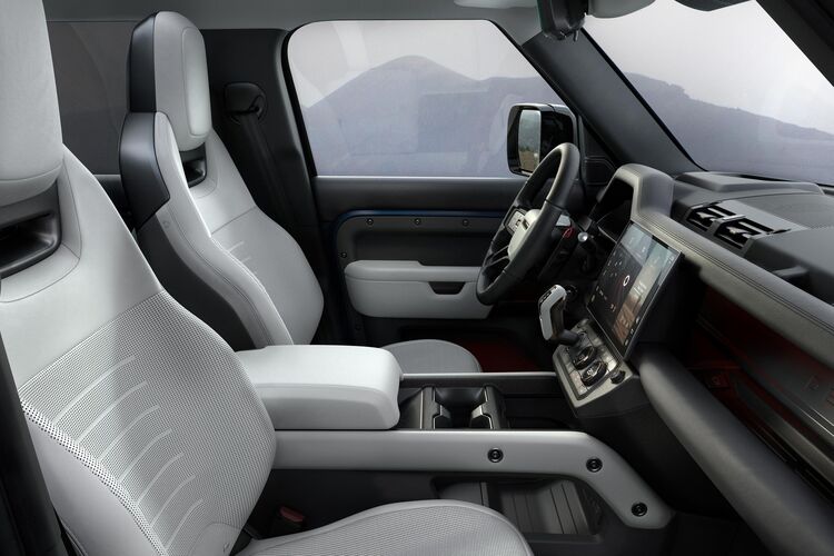 Land Rover làm mới Defender 2026: Đèn pha được cải tiến, màn hình cảm ứng 13,1 inch lớn hơn