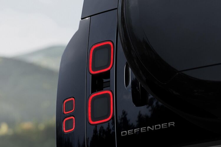 Land Rover làm mới Defender 2026: Đèn pha được cải tiến, màn hình cảm ứng 13,1 inch lớn hơn