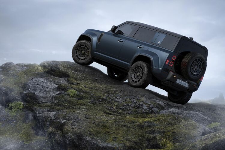 Land Rover làm mới Defender 2026: Đèn pha được cải tiến, màn hình cảm ứng 13,1 inch lớn hơn