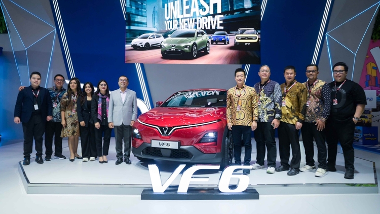 VinFast VF6 tay lái nghịch lần đầu ra mắt tại triển lãm Indonesia