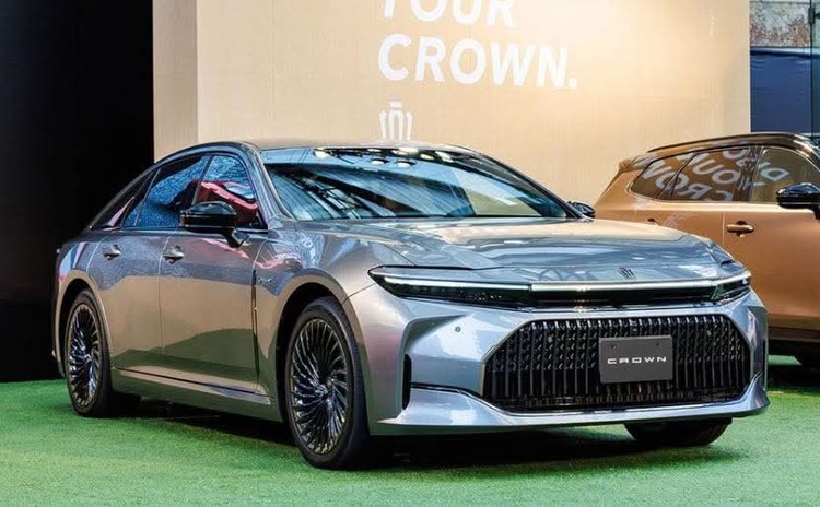 Sedan đầu bảng Toyota Crown trình làng 2 phiên bản đặc biệt, giá từ 1,36 tỷ đồng, có cả biến thể Hybrid và Hydro