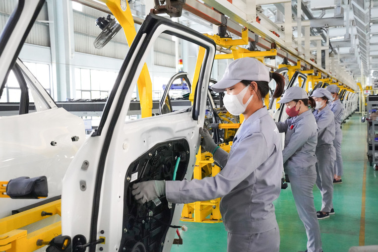 2-cac-nu-cong-nhan-dang-lam-viec-tai-xuong-lap-rap-cong-ty-thaco-mazda-1.jpg 2-cac-nu-cong-nhan-dang-lam-viec-tai-xuong-lap-rap-cong-ty-thaco-mazda-1.jpg